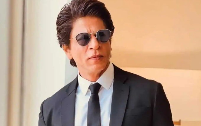 Shah Rukh Khan kept by customs authorities at Mumbai air port